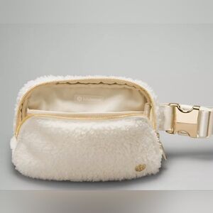 Lulumon everywhere belt
